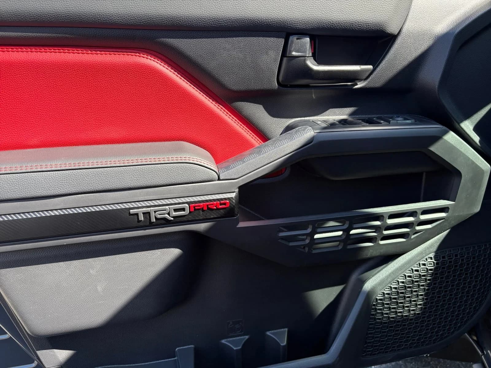 Toyota Tacoma 4WD TRD Pro Hybrid Double Cab 5' Bed AT (Natl) 2026 — side view