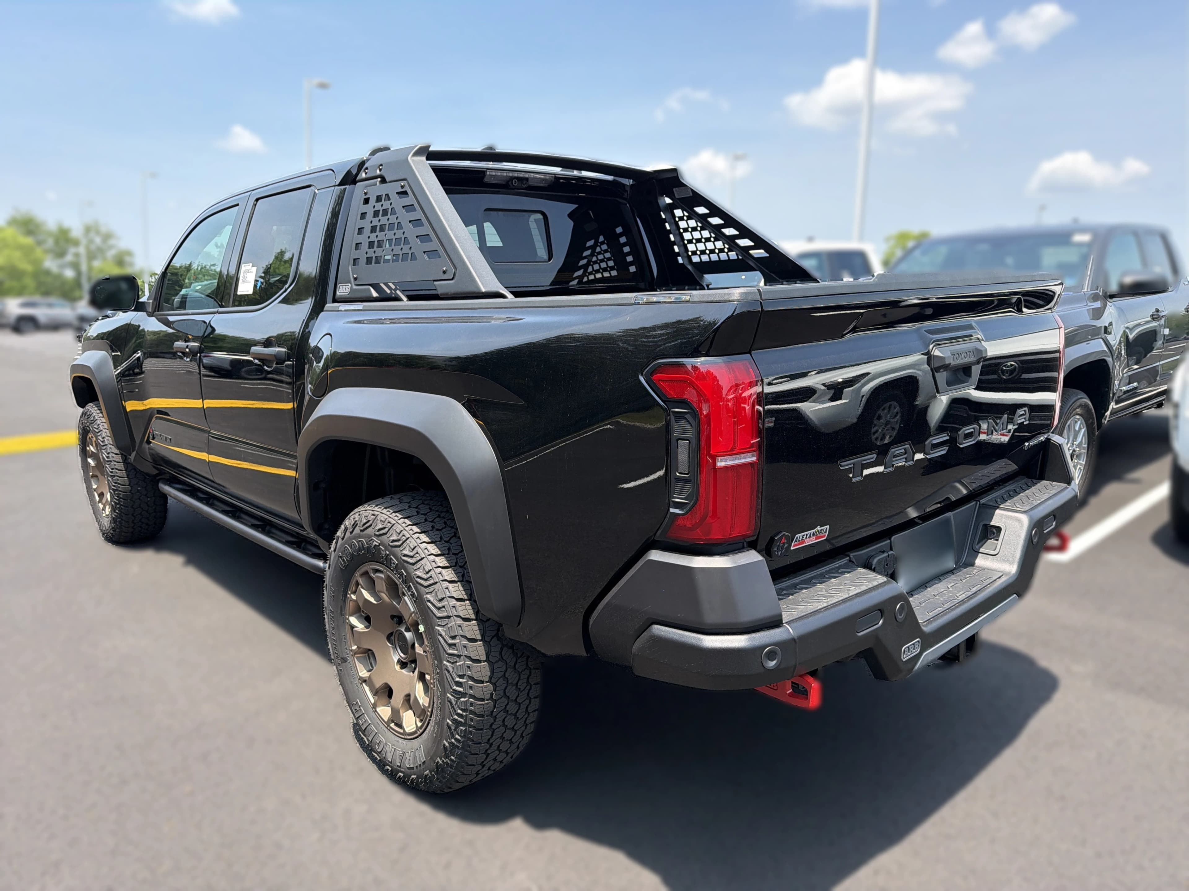 Toyota Tacoma 4WD Trailhunter Hybrid Double Cab 5' Bed AT (Natl) 2026 — side view