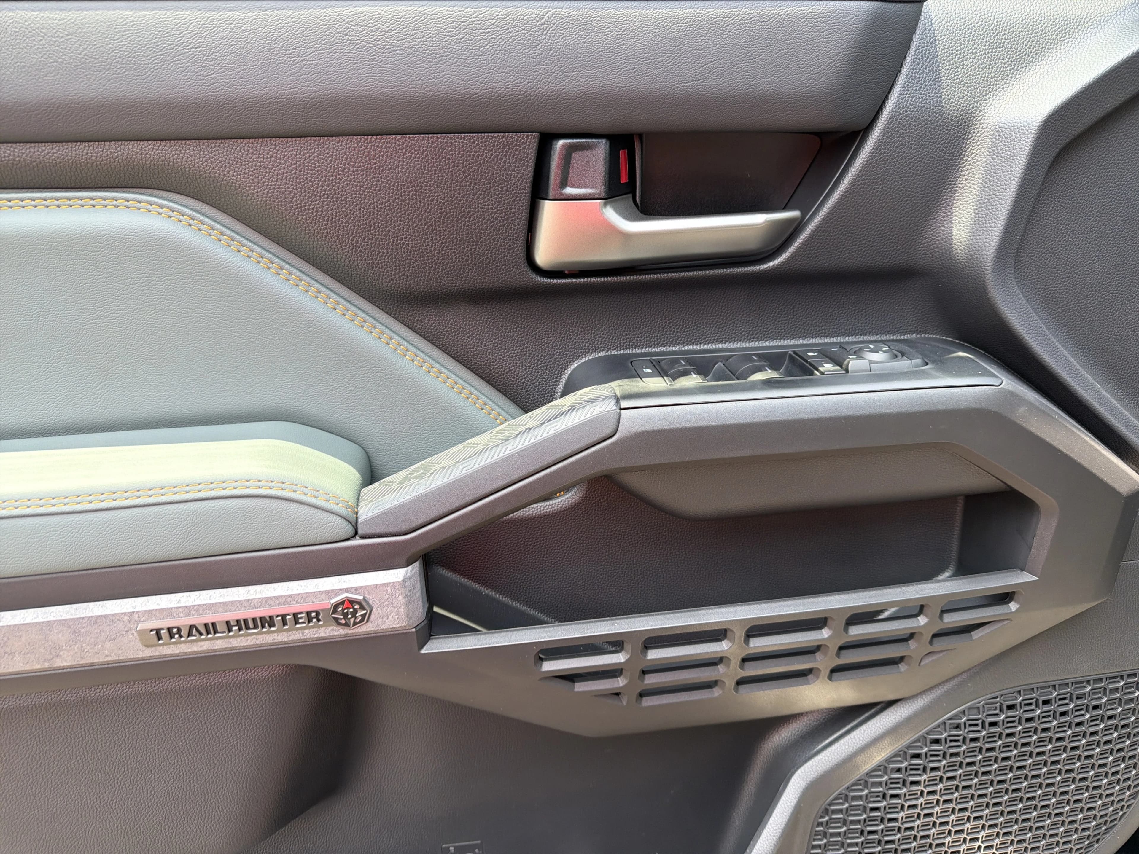 Toyota Tacoma 4WD Trailhunter Hybrid Double Cab 5' Bed AT (Natl) 2026 — side view