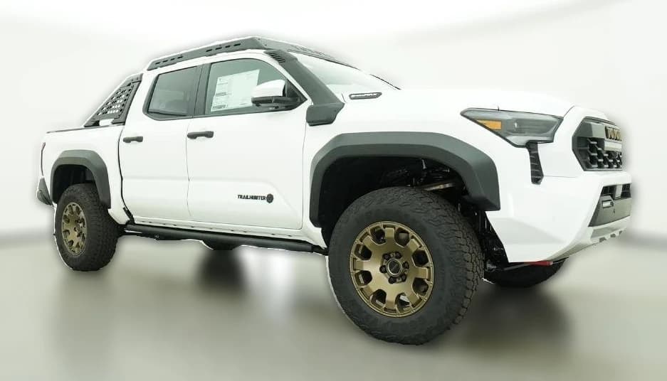 Toyota Tacoma 4WD Trailhunter Hybrid Double Cab 5' Bed AT (Natl) 2026 — side view