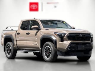Toyota Tacoma 4WD TRD Off Road Hybrid Double Cab 5' Bed AT (Natl)