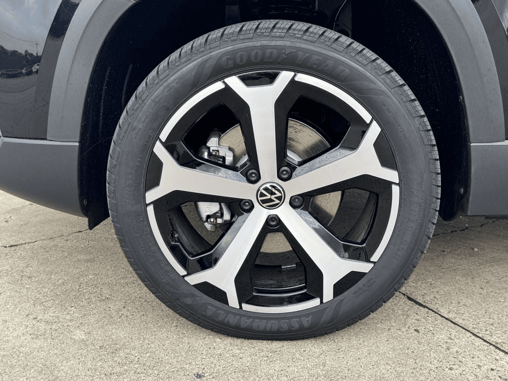 Volkswagen Taos SEL 4MOTION 2025 — side view