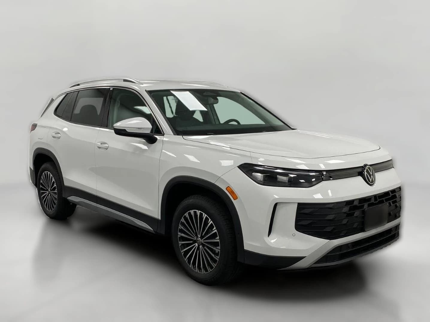 Volkswagen Tiguan S 4MOTION 2026 — side view