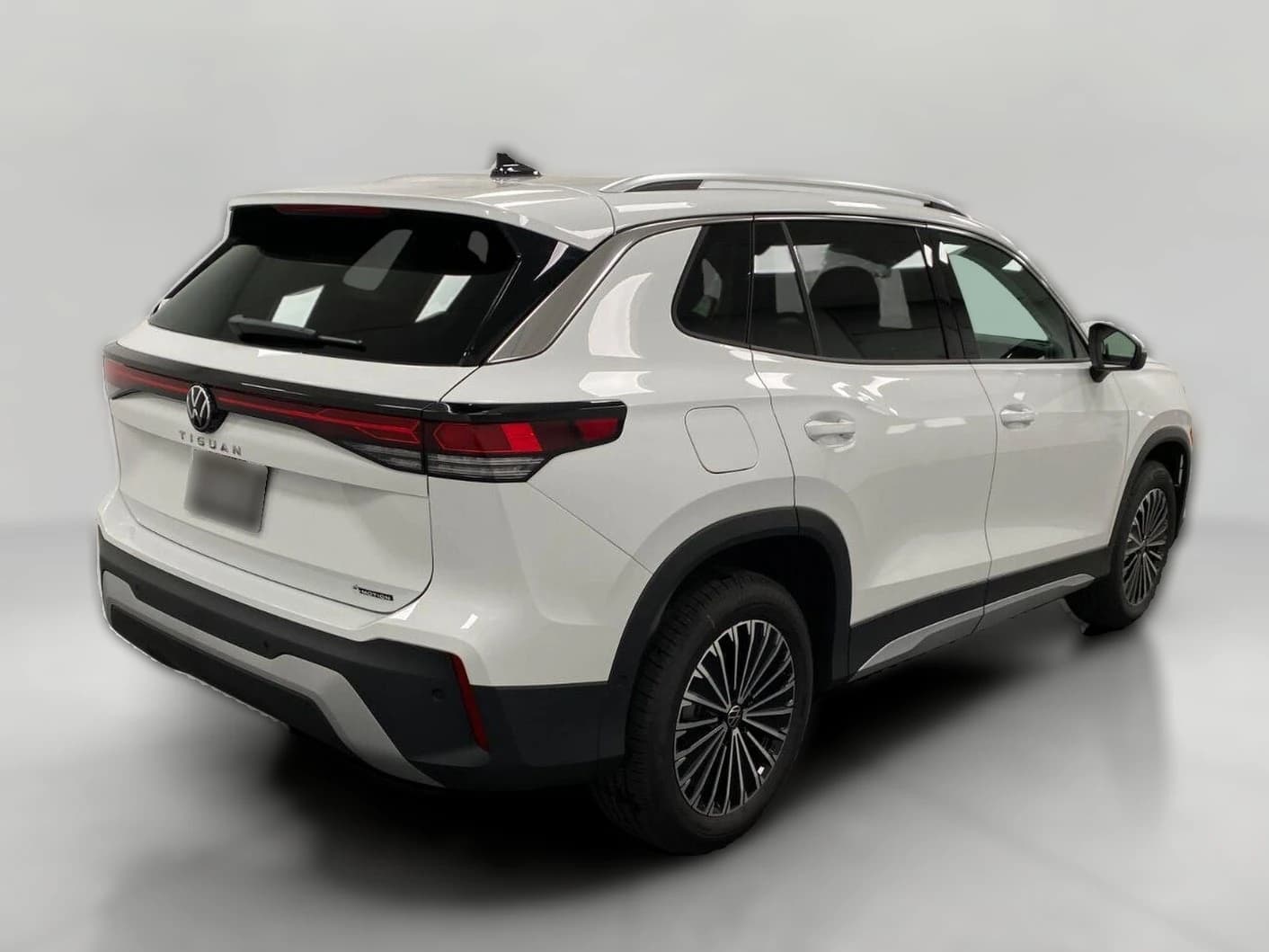 Volkswagen Tiguan S 4MOTION 2026 — side view