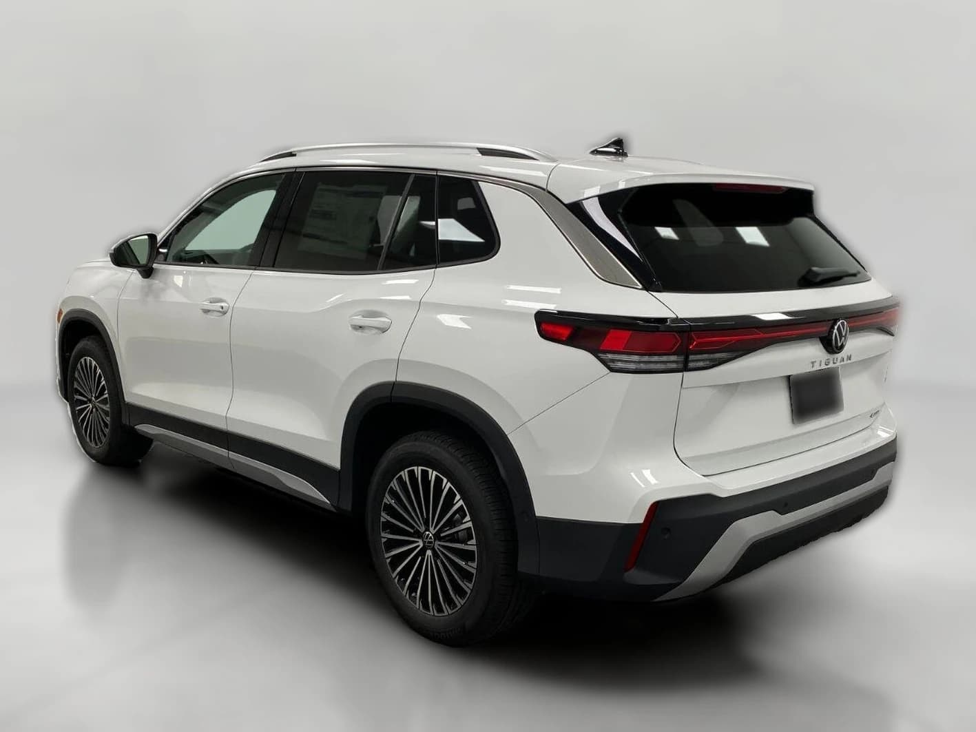 Volkswagen Tiguan S 4MOTION 2026 — side view
