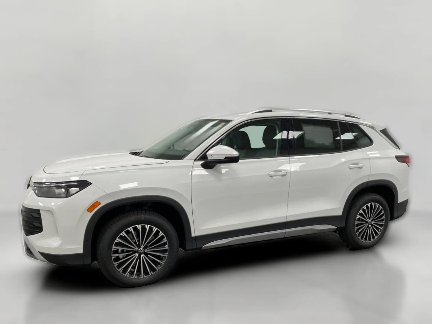 Volkswagen Tiguan S 4MOTION 2026 — side view