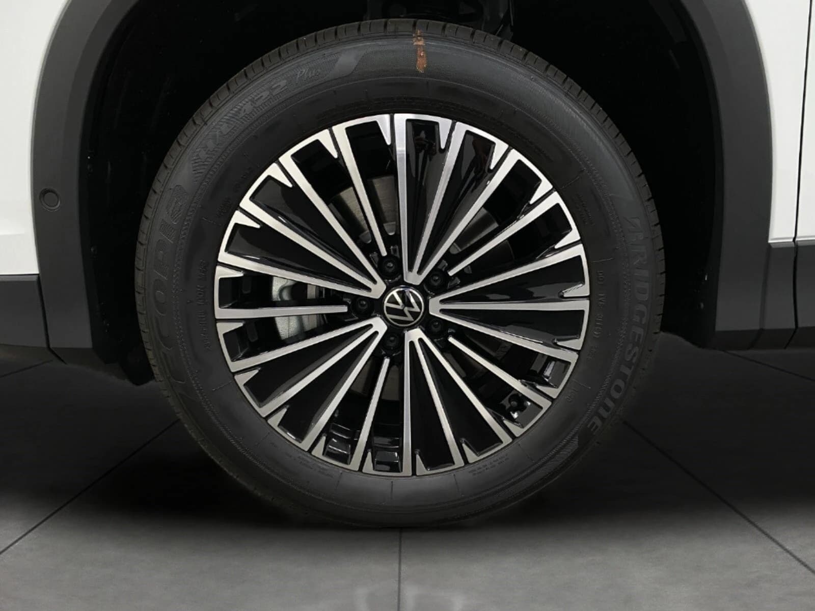 Volkswagen Tiguan S 4MOTION 2026 — side view