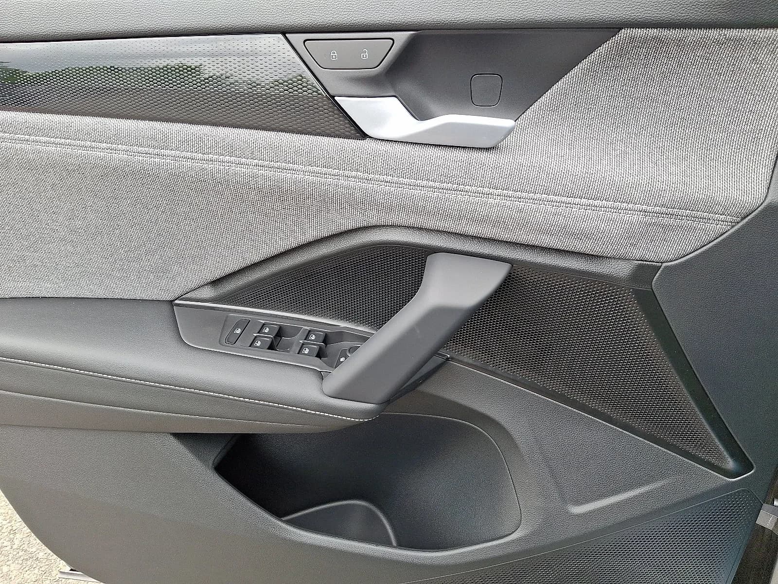 Volkswagen Tiguan S 4MOTION 2026 — side view