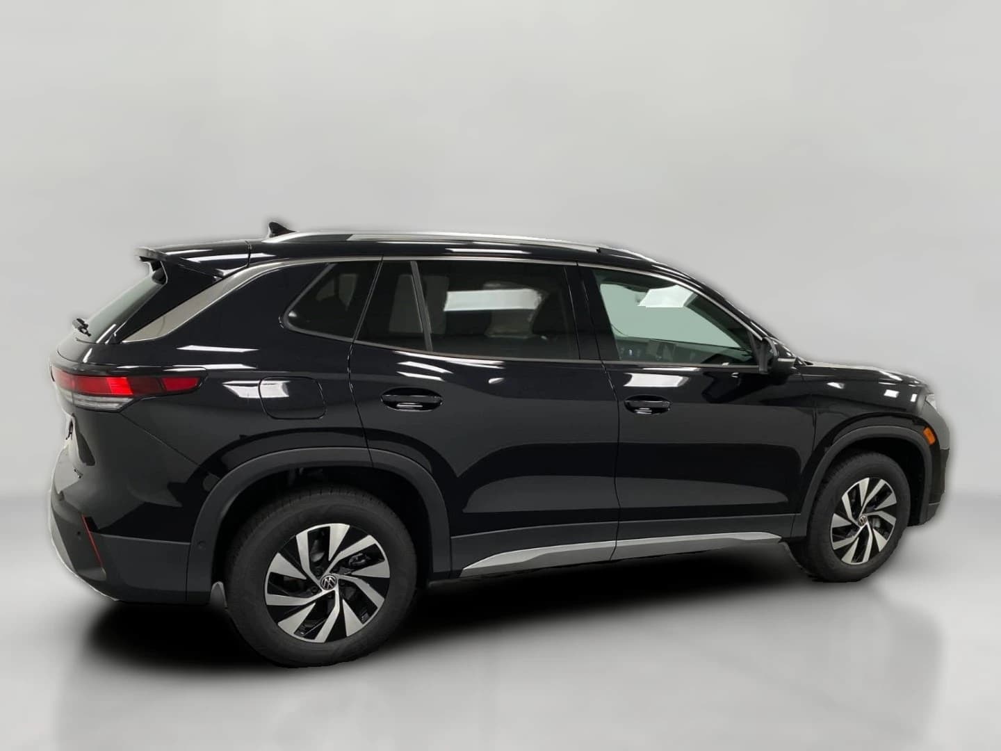 Volkswagen Tiguan S 4MOTION 2026 — side view