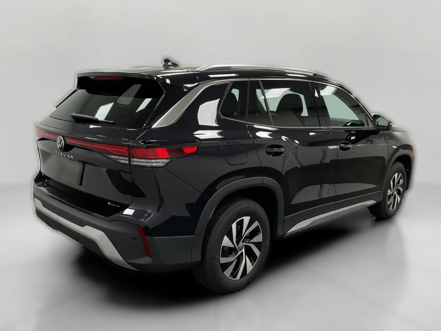 Volkswagen Tiguan S 4MOTION 2026 — side view