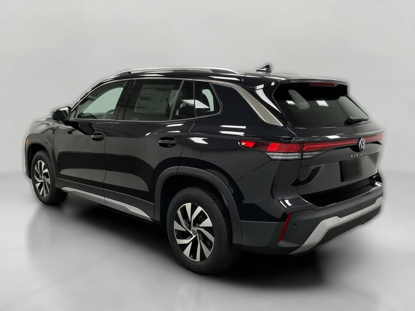 Volkswagen Tiguan S 4MOTION 2026 — side view
