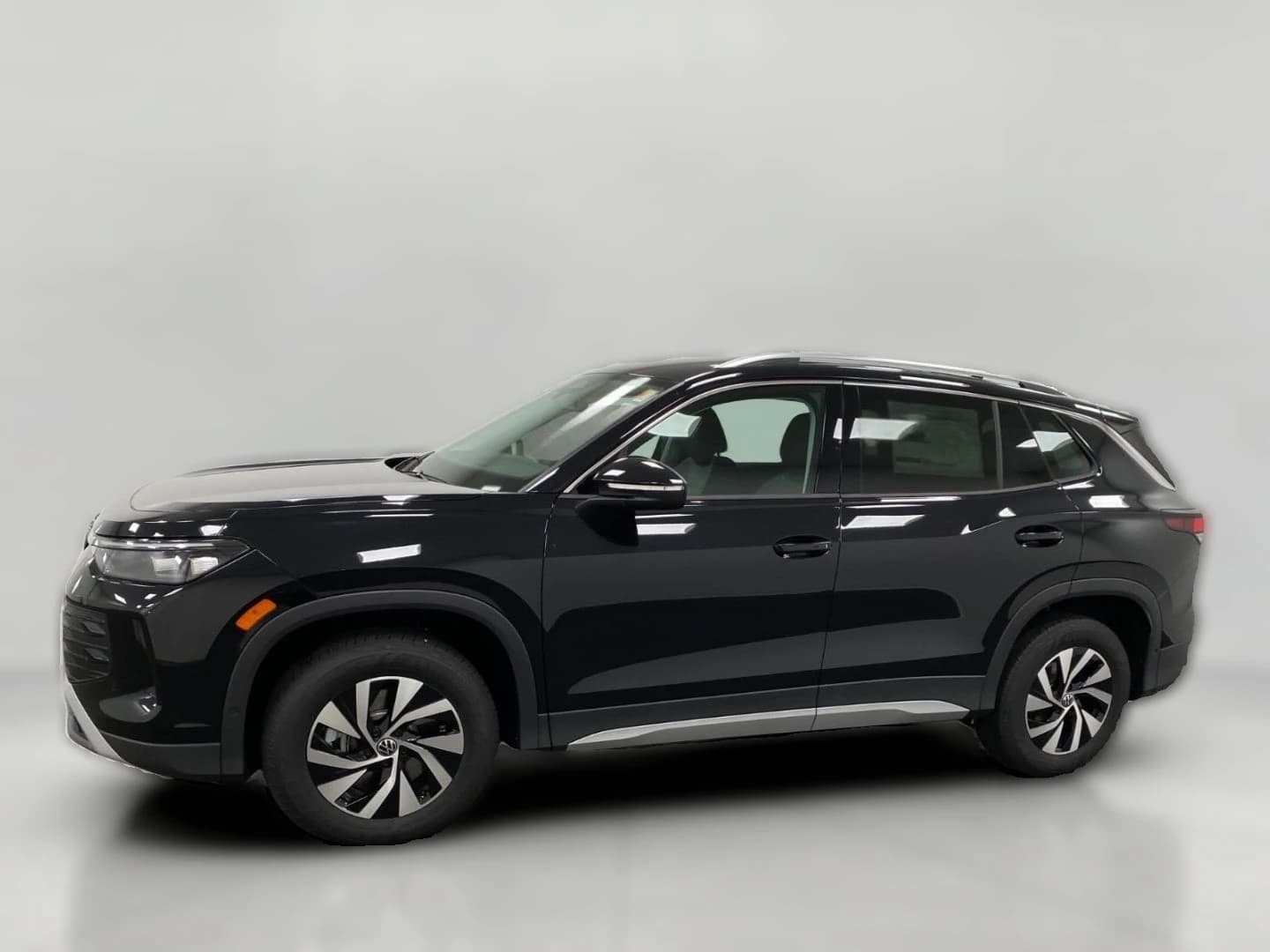 Volkswagen Tiguan S 4MOTION 2026 — side view