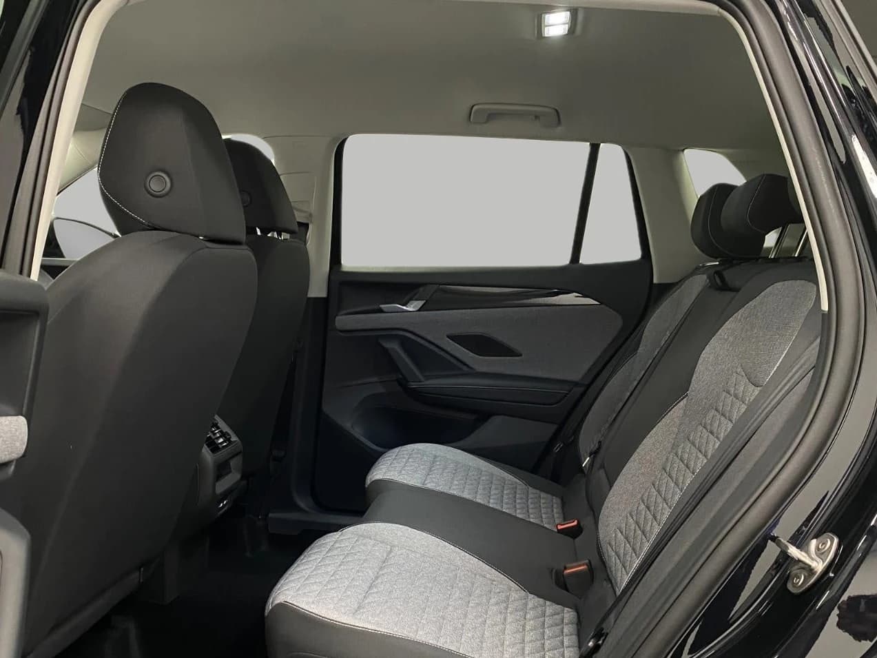 Volkswagen Tiguan S 4MOTION 2026 — side view