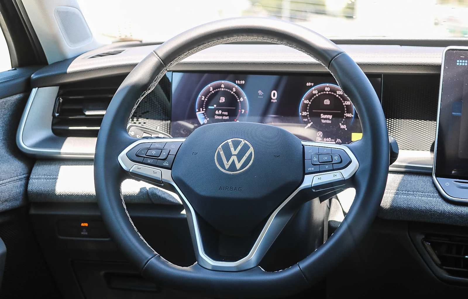 Volkswagen Tiguan S 2.0T 4MOTION 2025 — side view