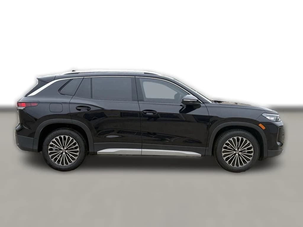 Volkswagen Tiguan S 2.0T FWD 2026 — side view