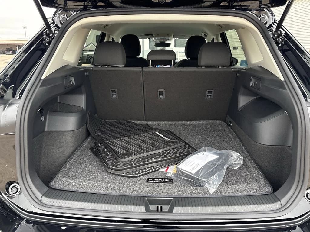 Volkswagen Tiguan S 2.0T FWD 2026 — side view