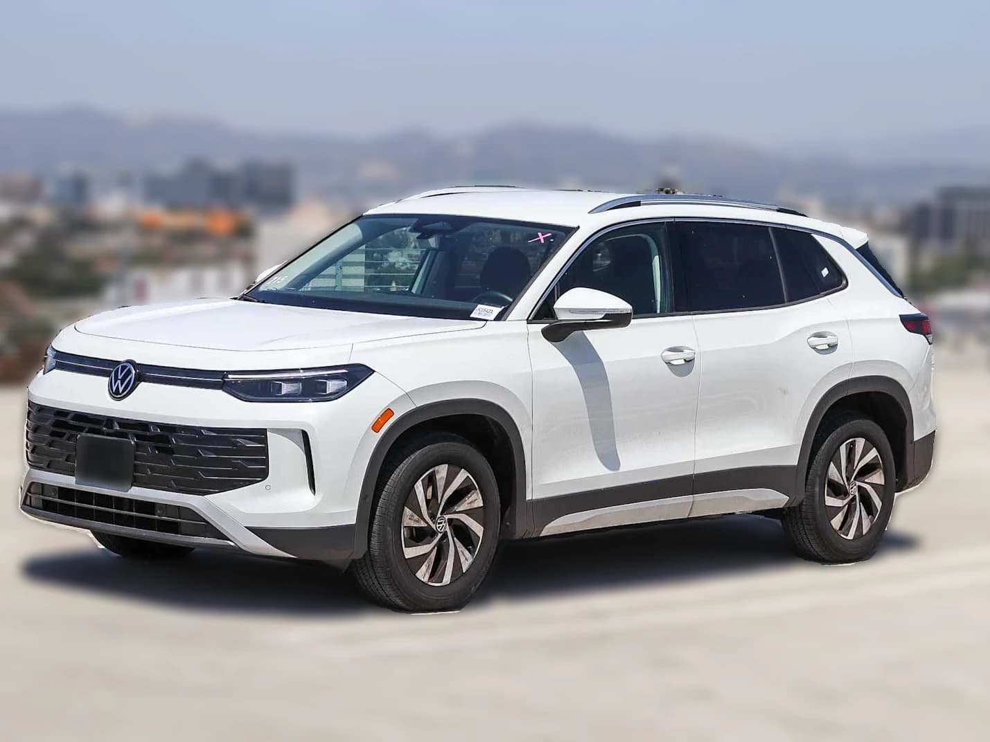 Volkswagen Tiguan S 2.0T FWD 2025 — side view
