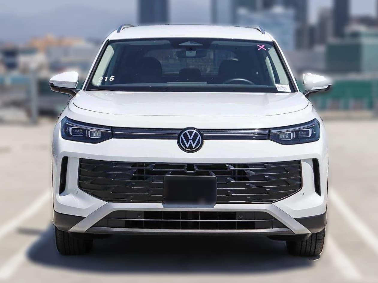 Volkswagen Tiguan S 2.0T FWD 2025 — side view