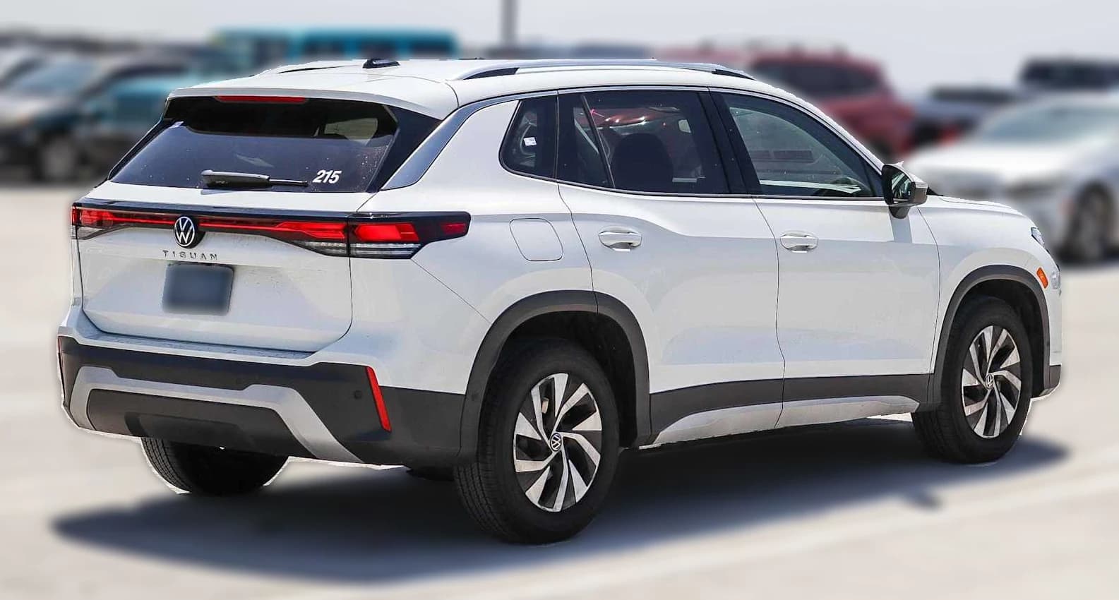 Volkswagen Tiguan S 2.0T FWD 2025 — side view