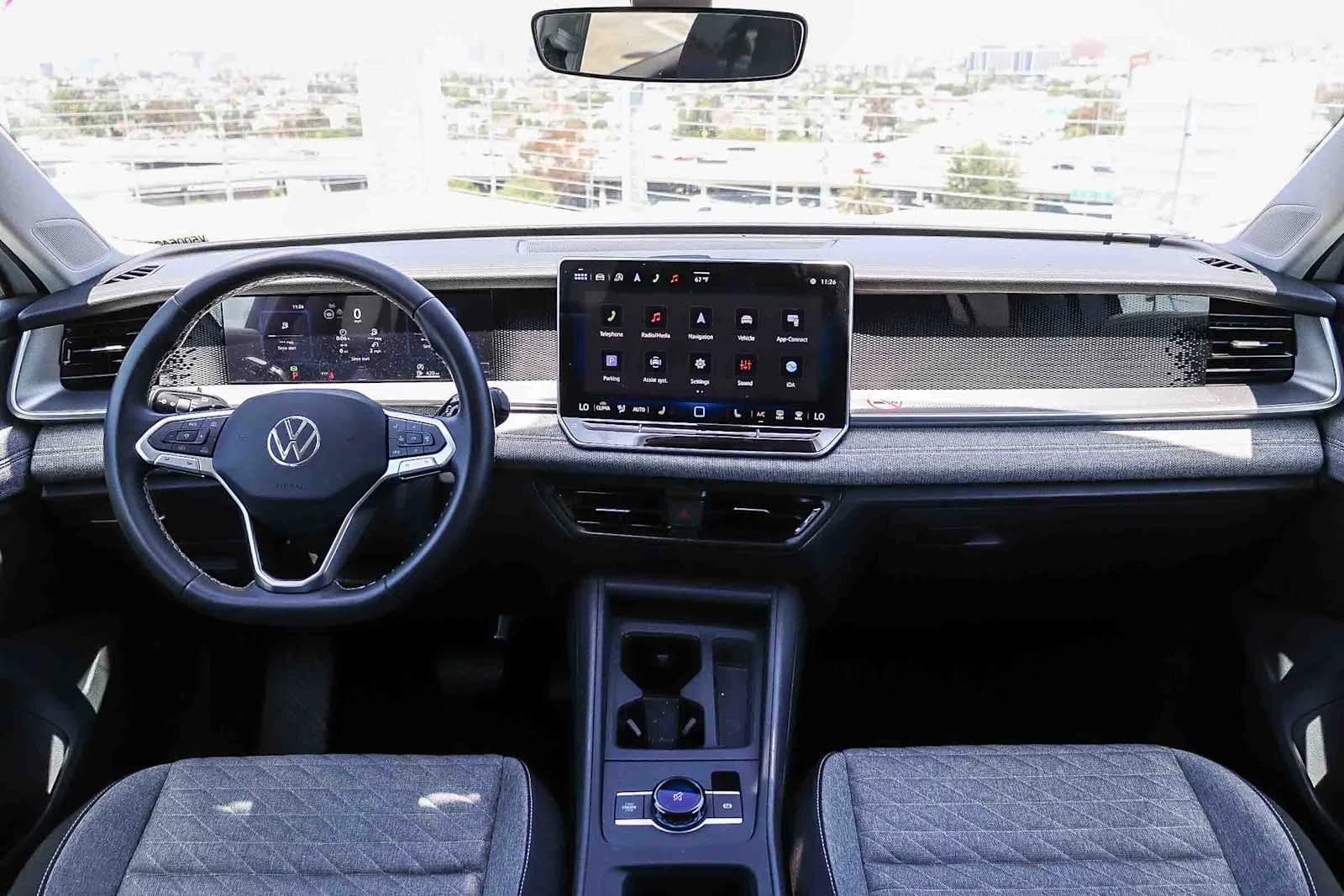Volkswagen Tiguan S 2.0T FWD 2025 — side view