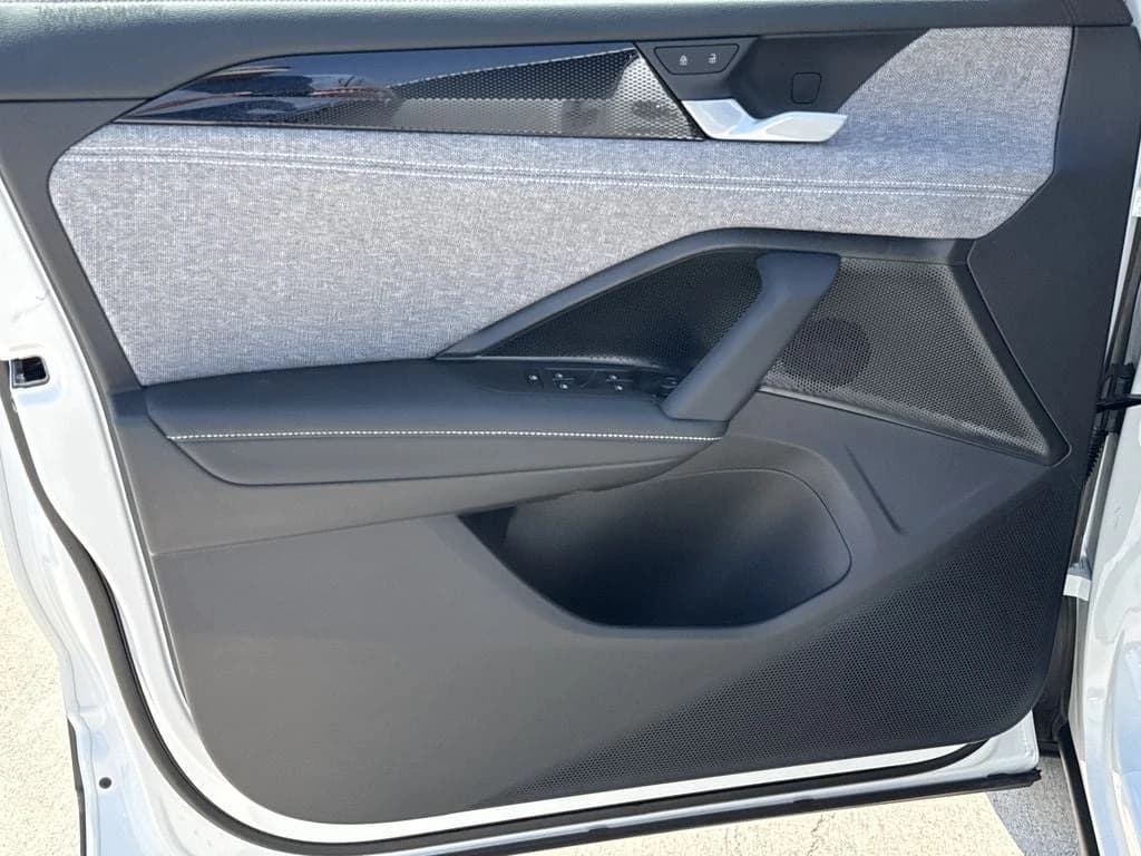 Volkswagen Tiguan S FWD 2026 — side view