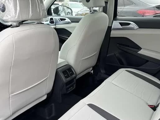 Volkswagen Taos SE FWD 2026 — side view