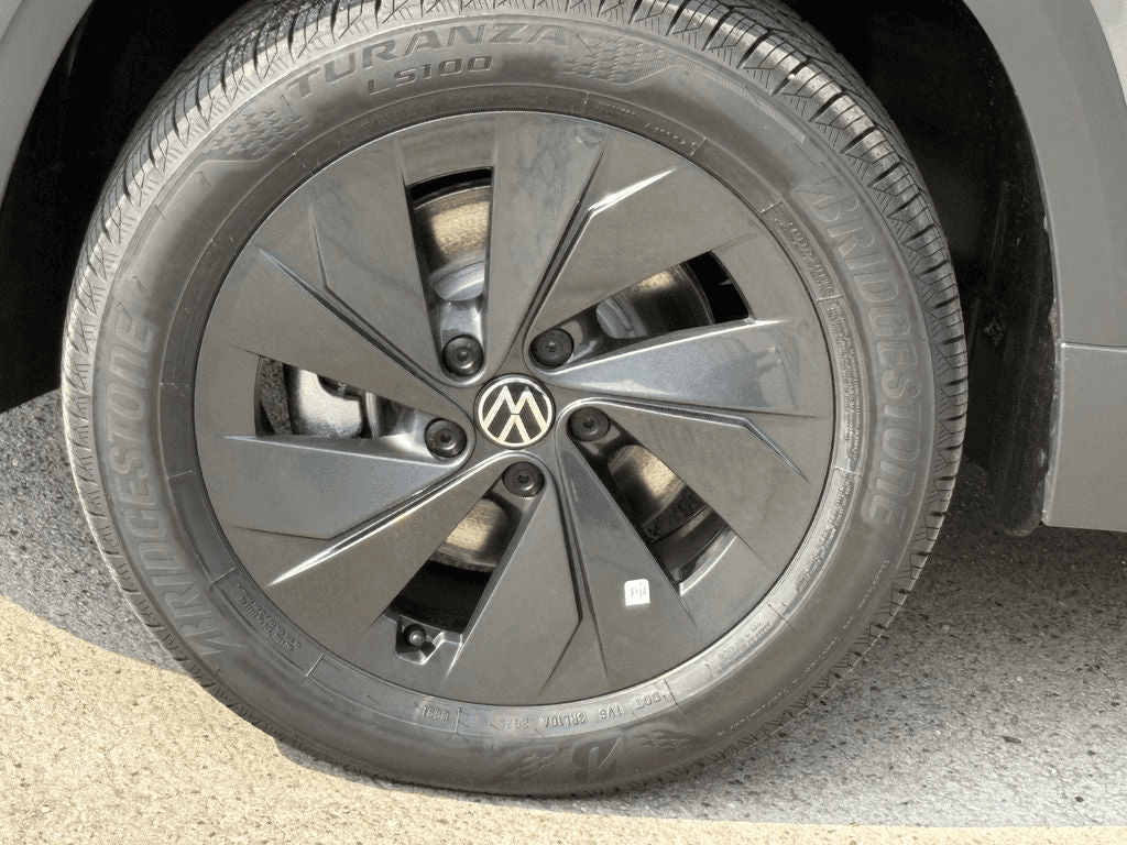 Volkswagen Taos SE FWD 2025 — side view