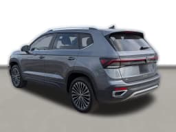 Volkswagen Taos SE FWD 2026 — side view
