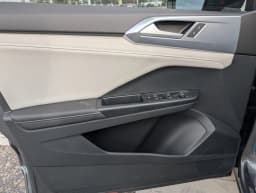 Volkswagen Taos SE FWD 2026 — side view