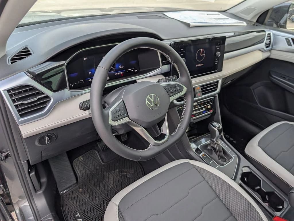 Volkswagen Taos SE FWD 2026 — side view