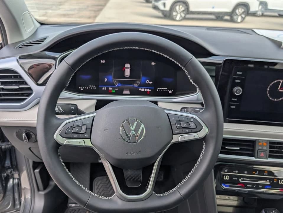Volkswagen Taos SE FWD 2026 — side view