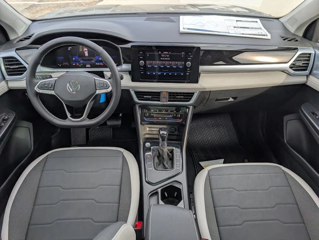Volkswagen Taos SE FWD 2026 — side view