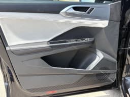 Volkswagen Taos SE FWD 2025 — side view
