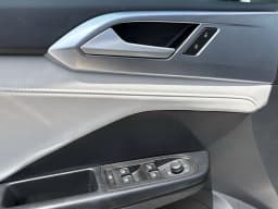 Volkswagen Taos SE FWD 2025 — side view