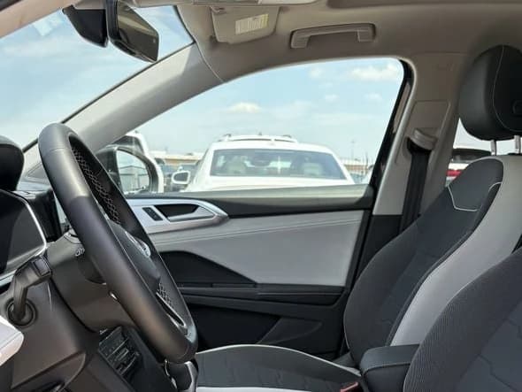 Volkswagen Taos SE FWD 2025 — side view