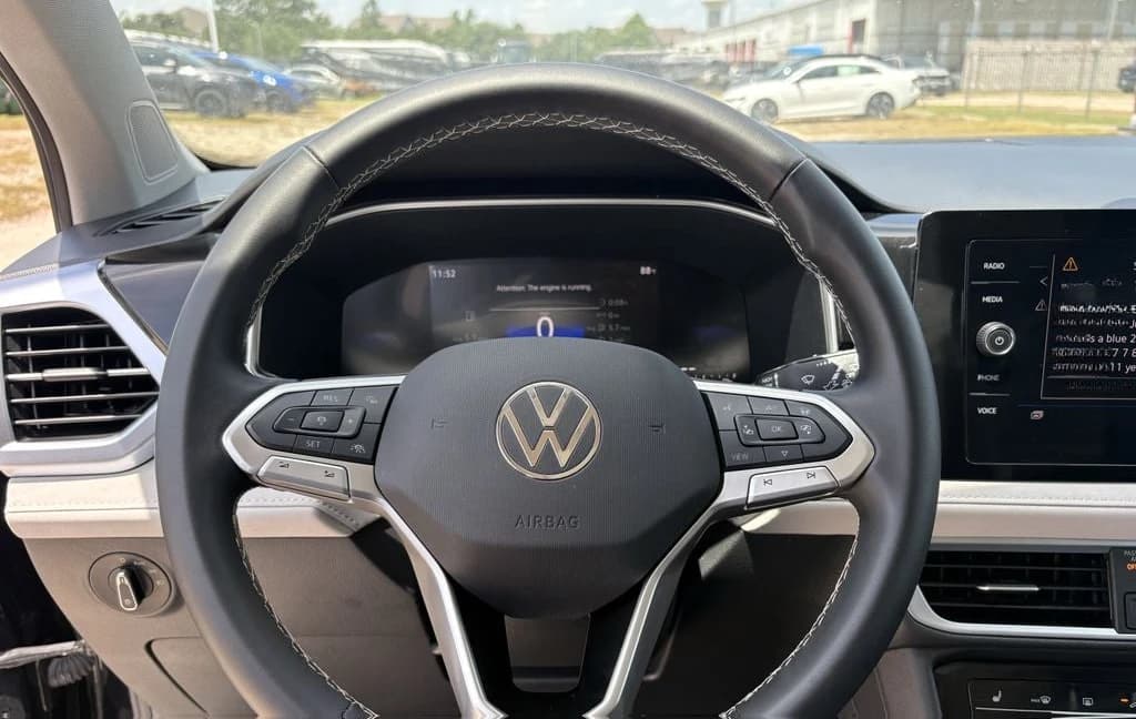 Volkswagen Taos SE FWD 2025 — side view