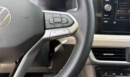 Volkswagen Taos SE FWD 2025 — side view