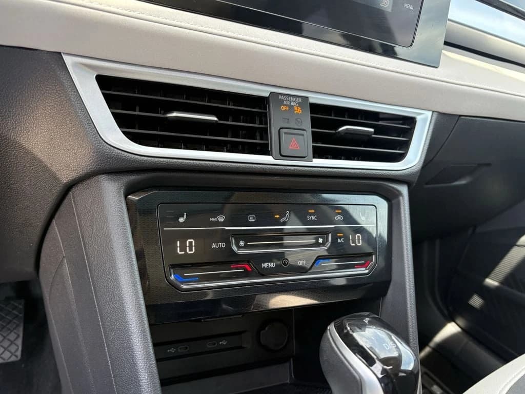 Volkswagen Taos SE FWD 2025 — side view