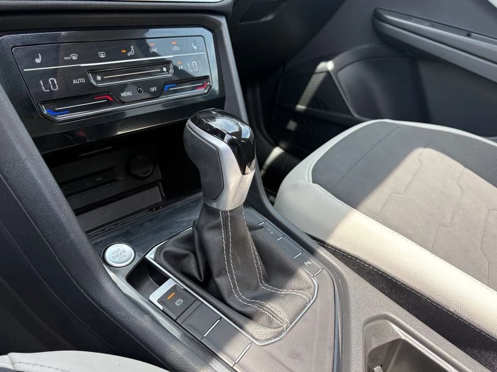 Volkswagen Taos SE FWD 2025 — side view
