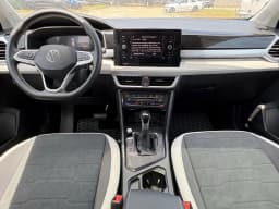 Volkswagen Taos SE FWD 2025 — side view