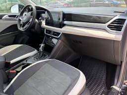 Volkswagen Taos SE FWD 2025 — side view