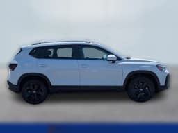 Volkswagen Taos SE FWD 2026 — side view