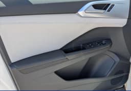 Volkswagen Taos SE FWD 2026 — side view