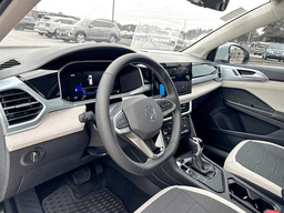 Volkswagen Taos SE FWD 2025 — side view
