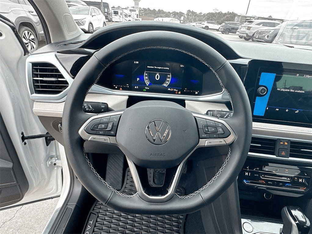 Volkswagen Taos SE FWD 2025 — side view