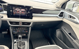 Volkswagen Taos SE FWD 2025 — side view