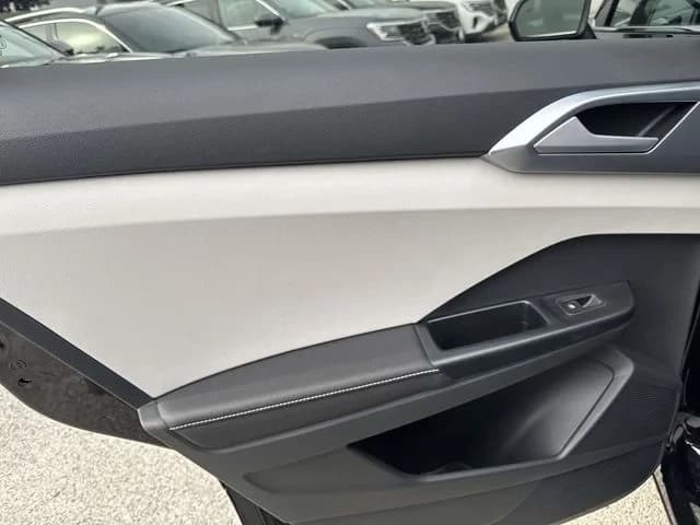 Volkswagen Taos SE FWD 2026 — side view