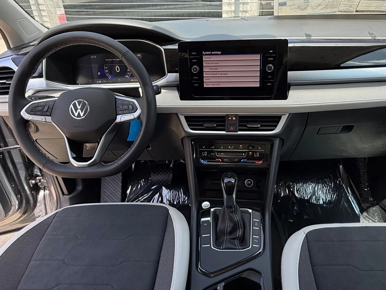 Volkswagen Taos SE FWD 2026 — side view