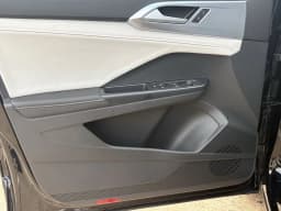 Volkswagen Taos SE FWD 2026 — side view