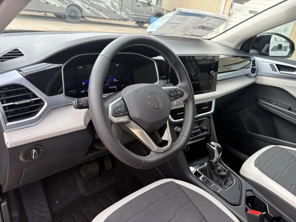 Volkswagen Taos SE FWD 2026 — side view